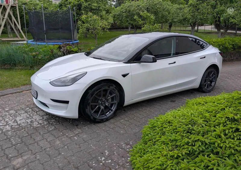 Tesla Model 3 - 1