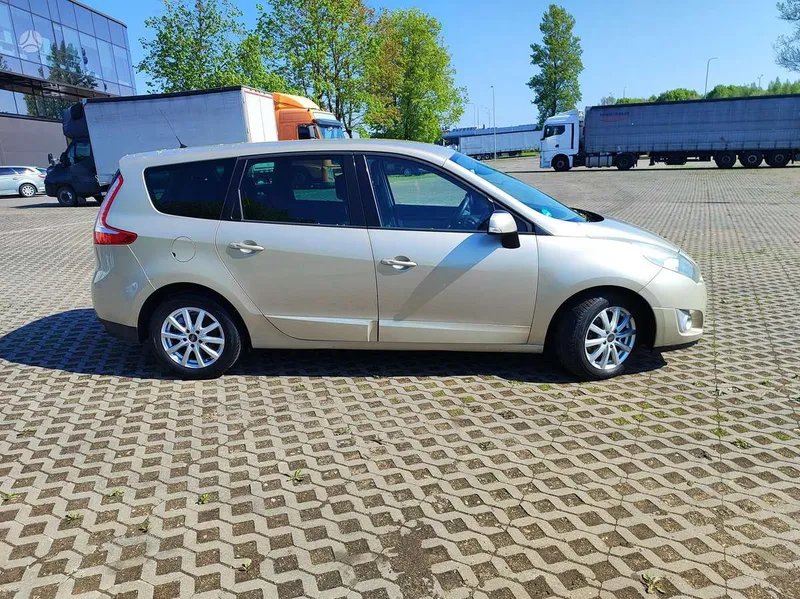 Renault Grand Scenic - 1