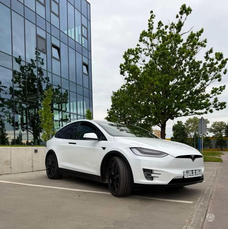 Tesla Model X - 1