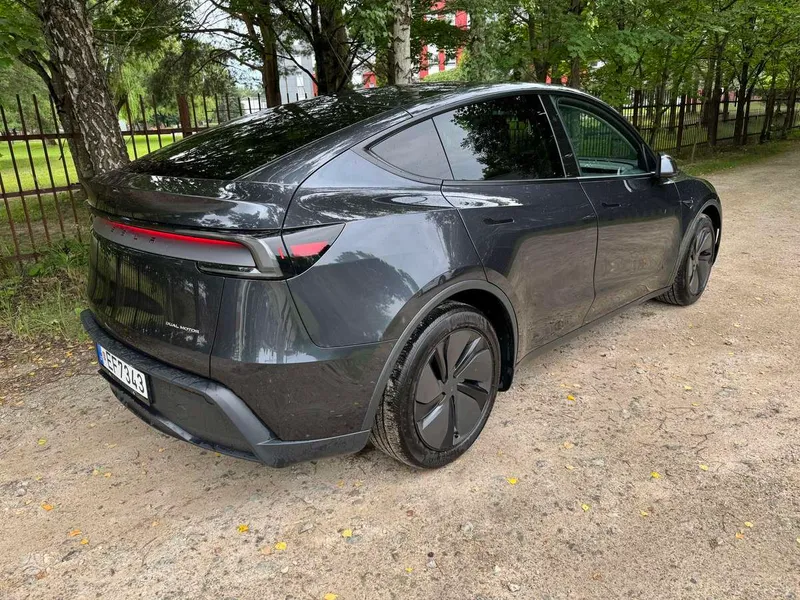 Tesla Model Y - 1