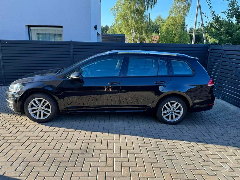 Volkswagen Golf - 1