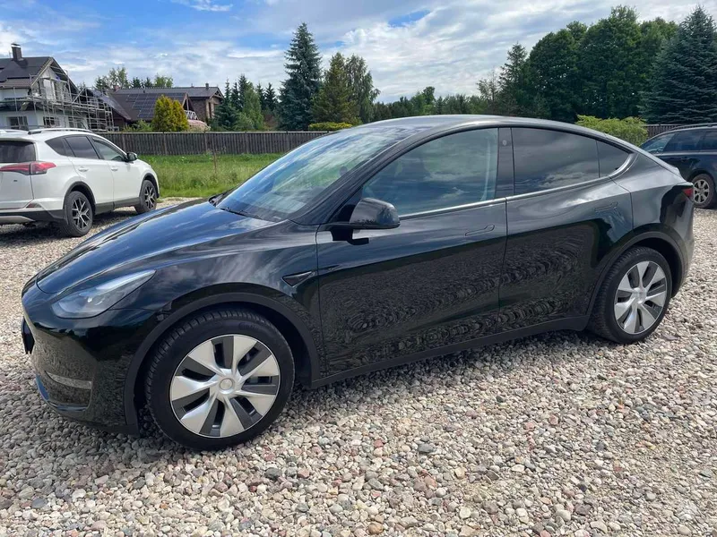 Tesla Model Y - 1