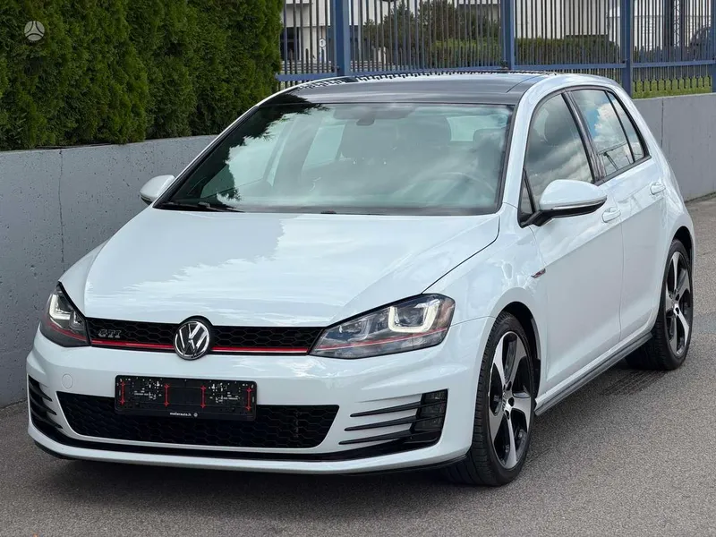 Volkswagen Golf - 1