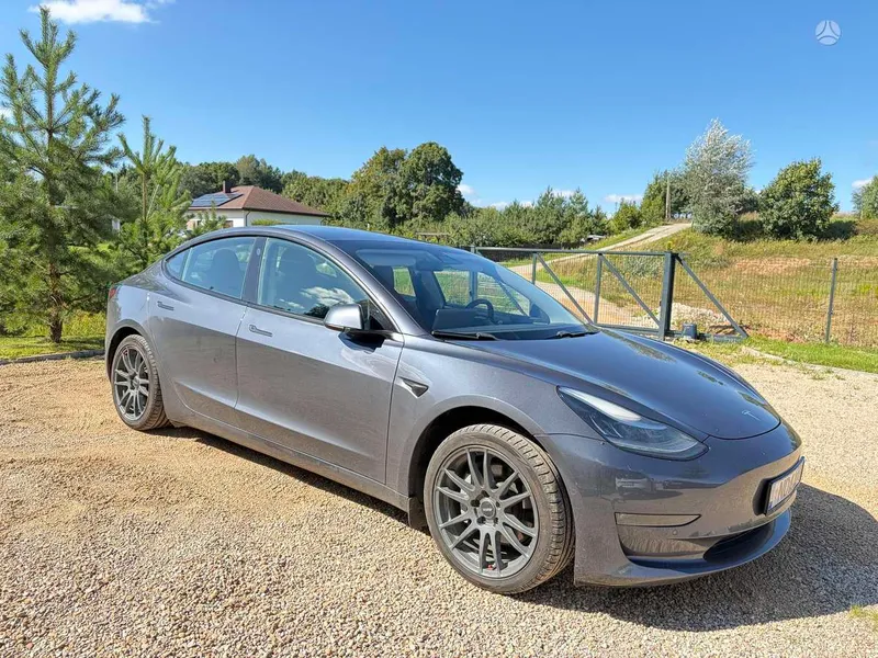 Tesla Model 3 - 1