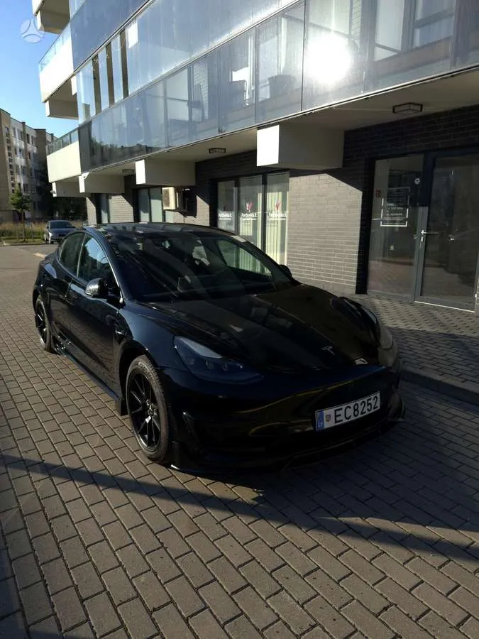 Tesla Model 3 - 1