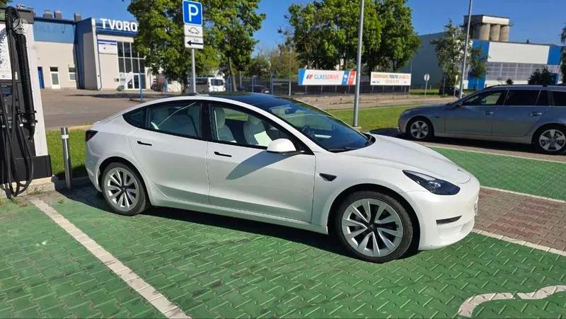 Tesla Model 3 - 1