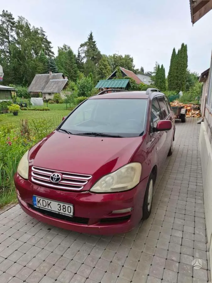 Toyota Avensis Verso - 1