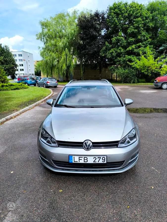 Volkswagen Golf - 1