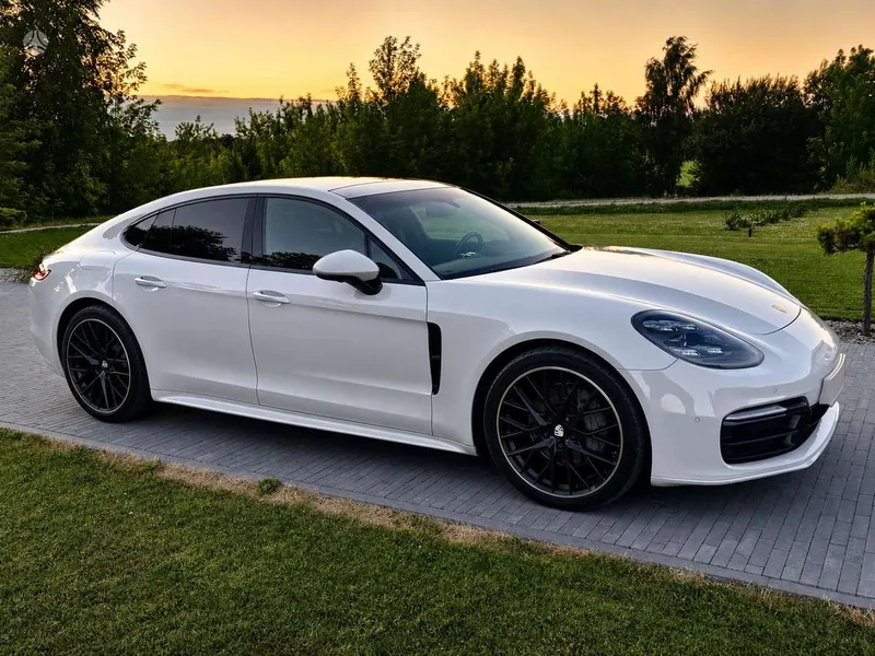 Porsche Panamera - 1