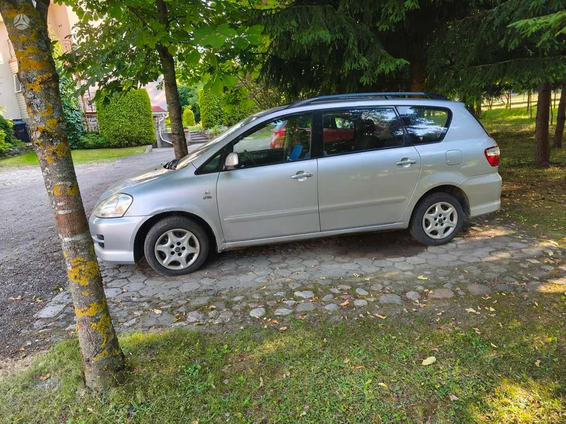 Toyota Avensis Verso - 1
