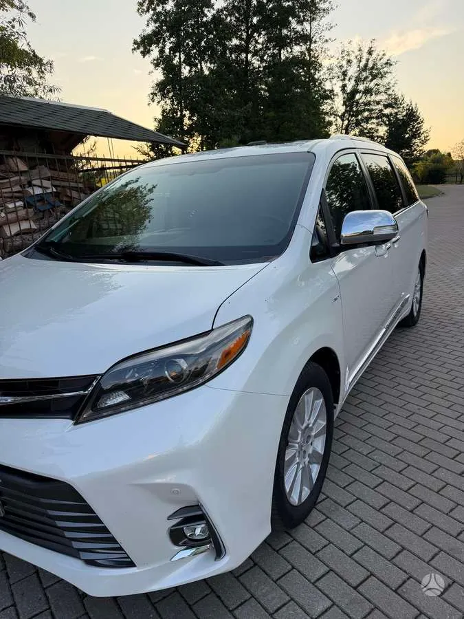 Toyota Sienna - 1