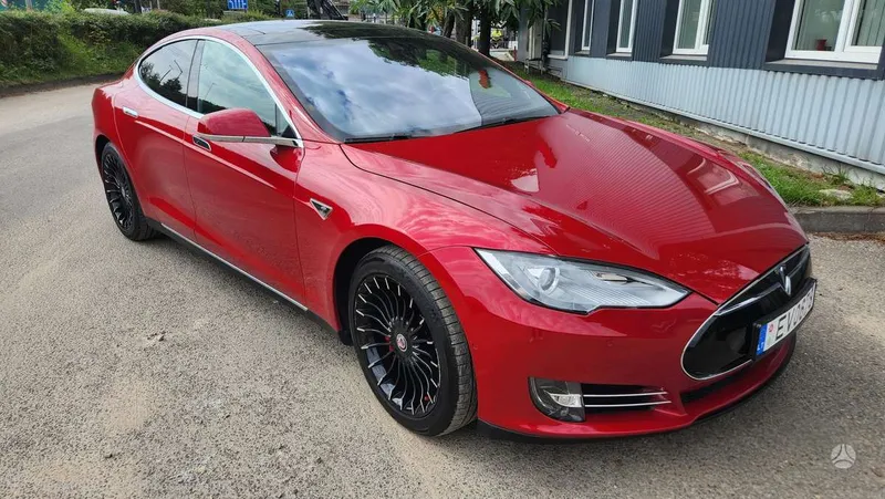 Tesla Model S - 1