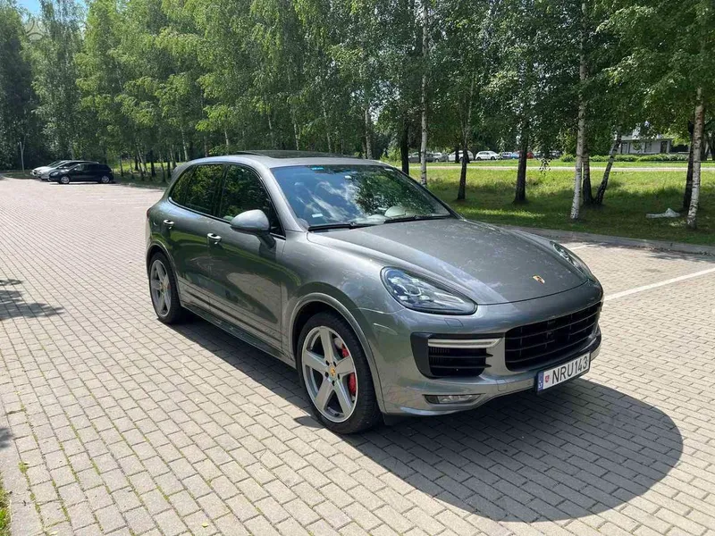 Porsche Cayenne - 1