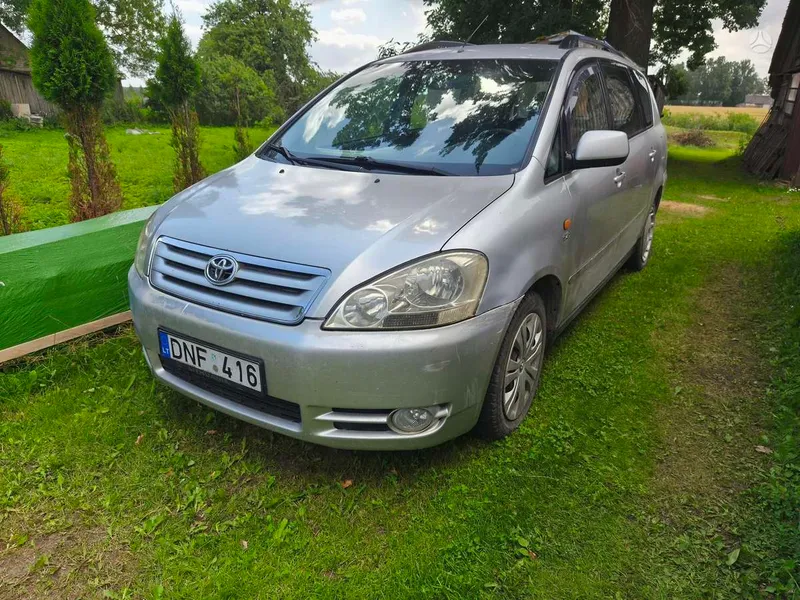 Toyota Avensis Verso - 1