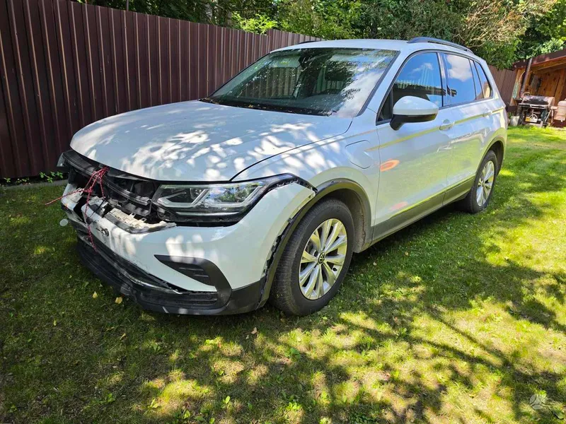 Volkswagen Tiguan - 1