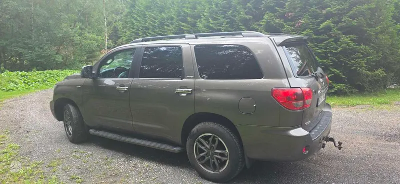 Toyota Sequoia - 1