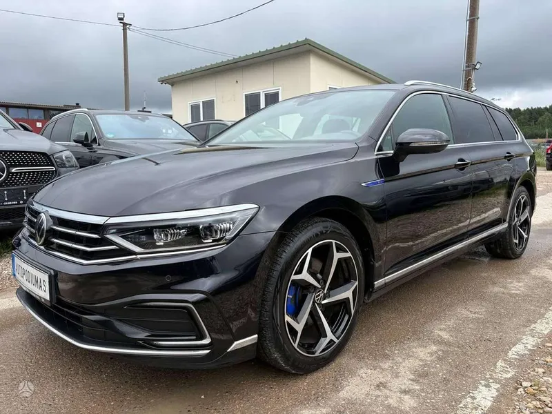 Volkswagen Passat - 1