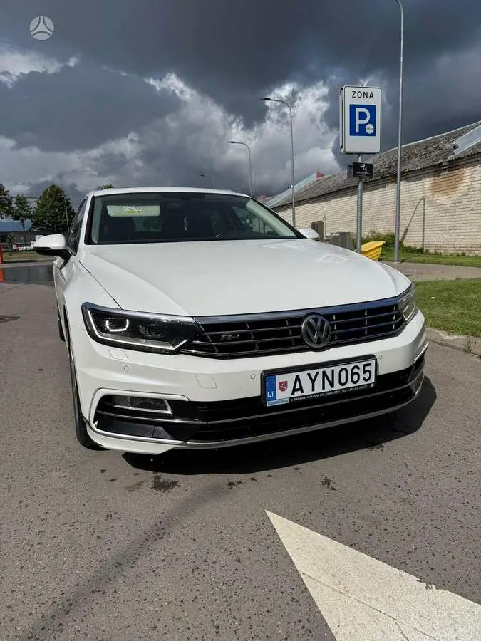 Volkswagen Passat - 1
