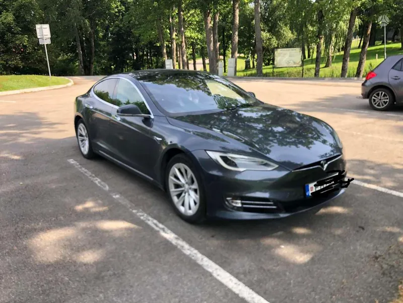 Tesla Model S - 1