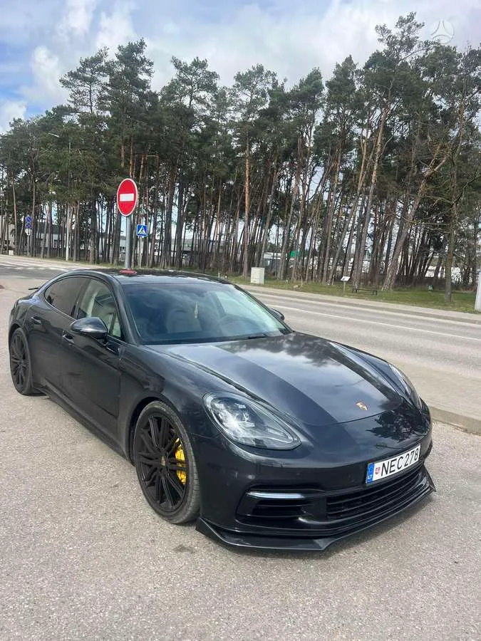 Porsche Panamera - 1