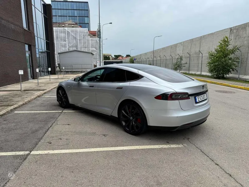 Tesla Model S - 1