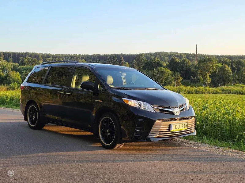 Toyota Sienna - 1