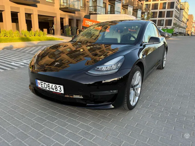 Tesla Model 3 - 1