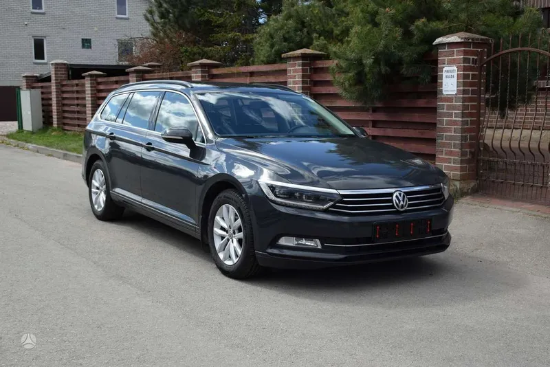 Volkswagen Passat - 1