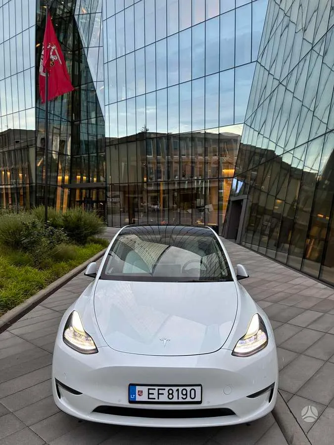 Tesla Model Y - 1