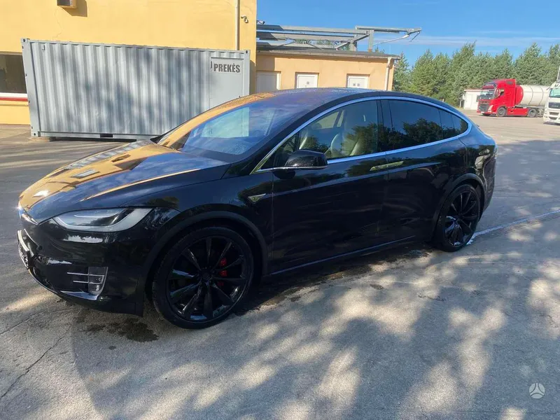 Tesla Model X - 1