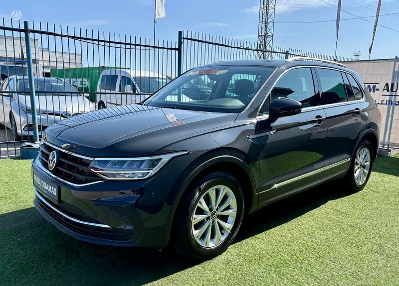 Volkswagen Tiguan - 1