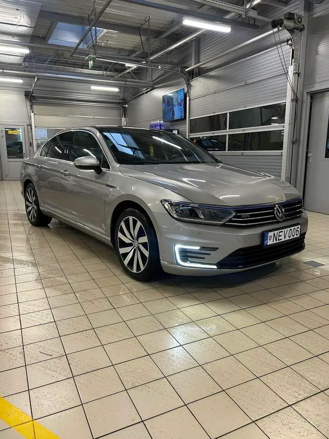 Volkswagen Passat - 1