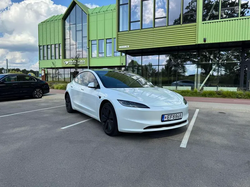 Tesla Model 3 - 1