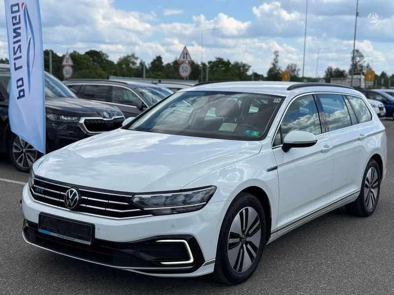 Volkswagen Passat - 1