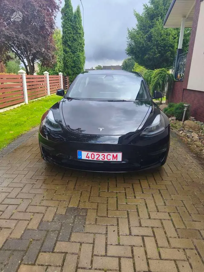 Tesla Model 3 - 1
