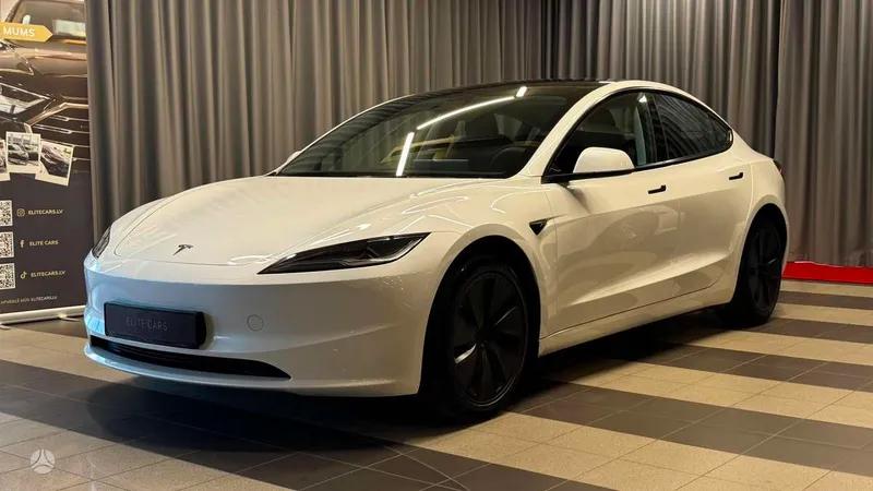 Tesla Model 3 - 1