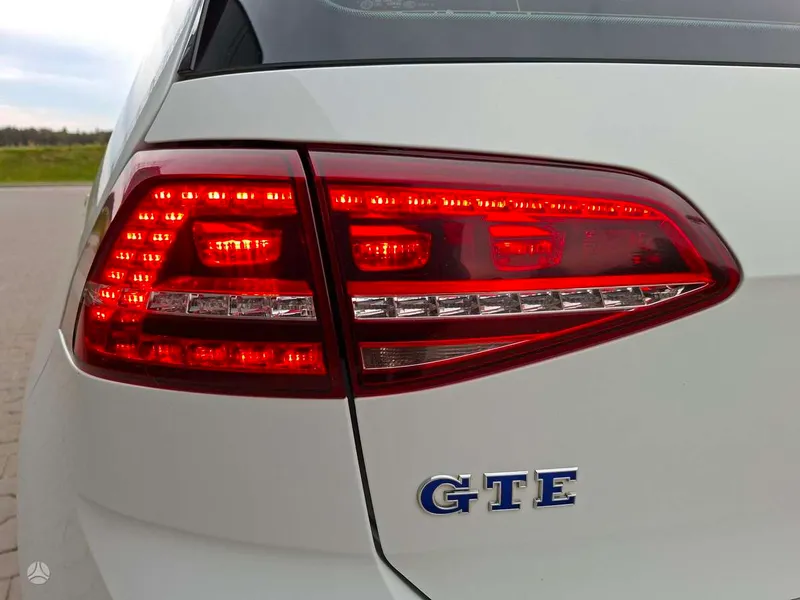 Volkswagen Golf - 1