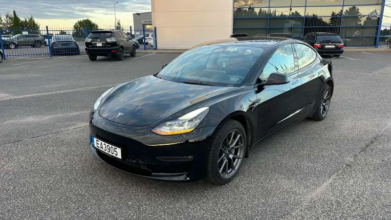 Tesla Model 3 - 1