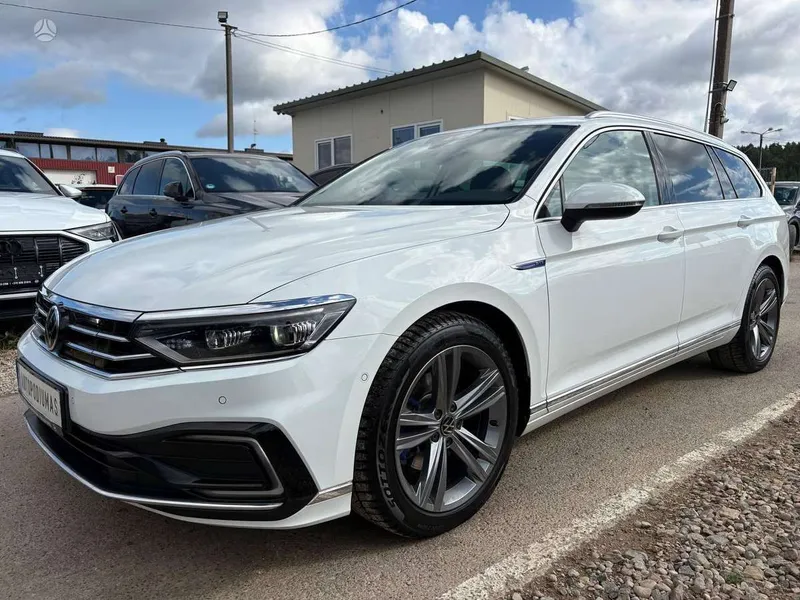 Volkswagen Passat - 1
