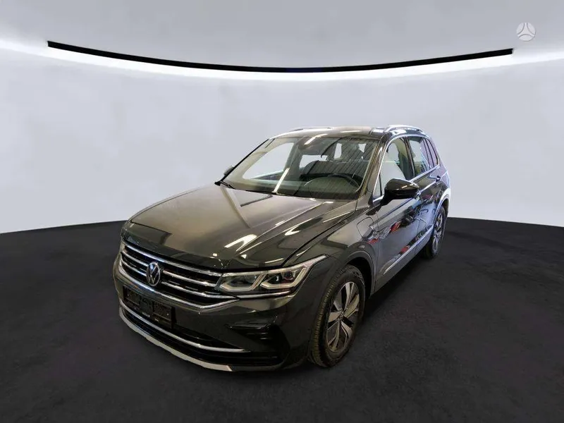 Volkswagen Tiguan - 1