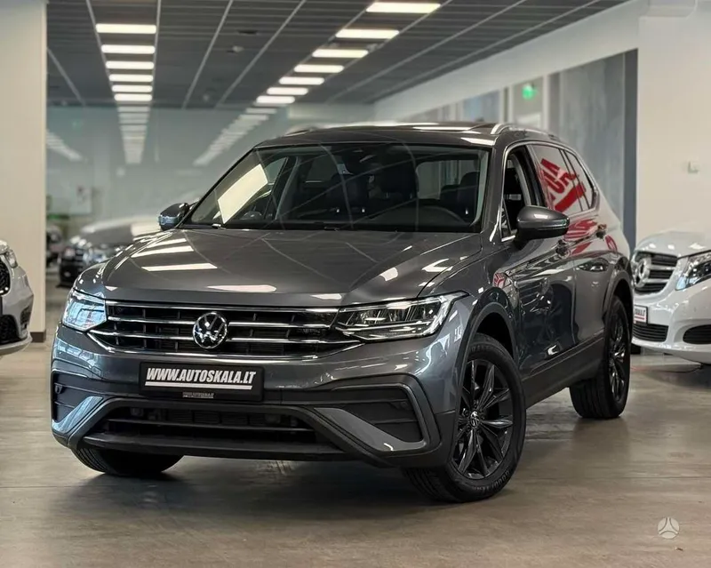 Volkswagen Tiguan - 1