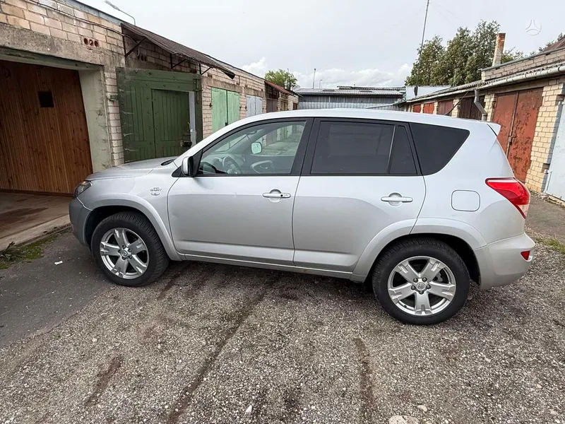 Toyota RAV4 - 1