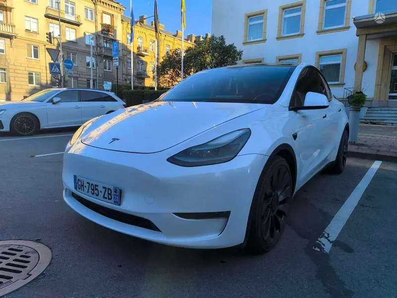 Tesla Model Y - 1