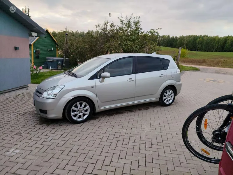Toyota Avensis Verso - 1
