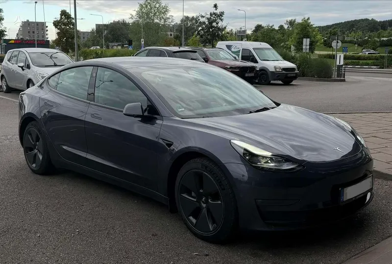 Tesla Model 3 - 1