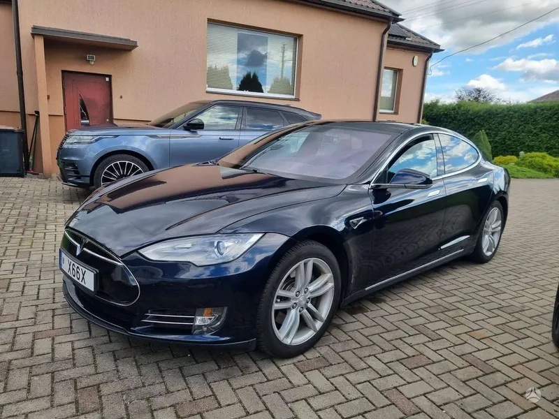 Tesla Model S - 1