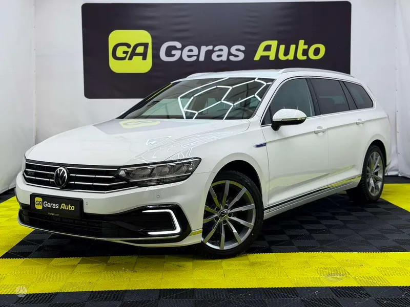 Volkswagen Passat - 1
