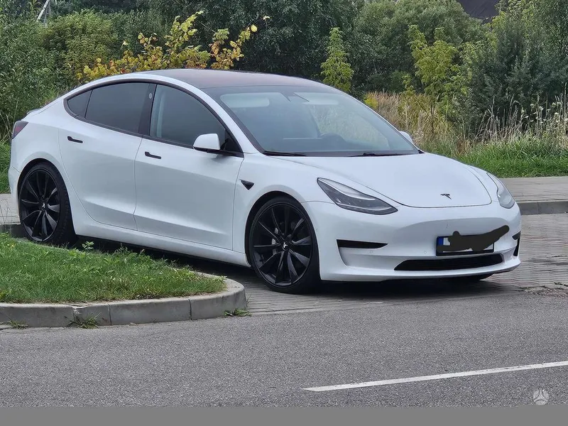 Tesla Model 3 - 1