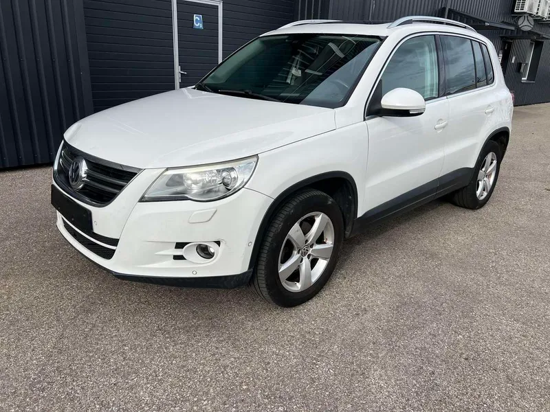 Volkswagen Tiguan - 1