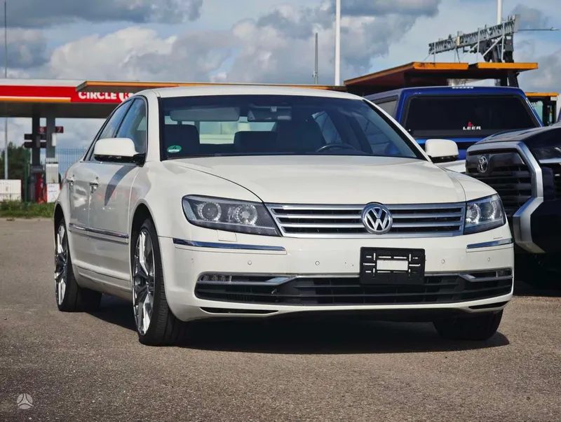 Volkswagen Phaeton - 1